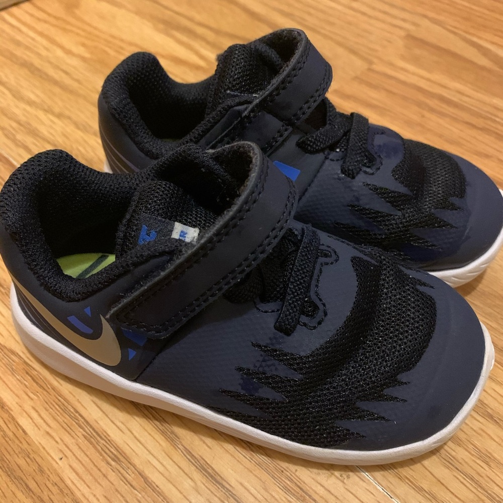 Toddler Nike boy sneakers!